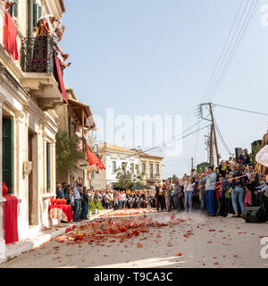 Corfians presso la cittadina di Lefkimmi buttare pentole di creta da finestre e balconi su Sabato santo per celebrare la risurrezione di Cristo. Foto Stock