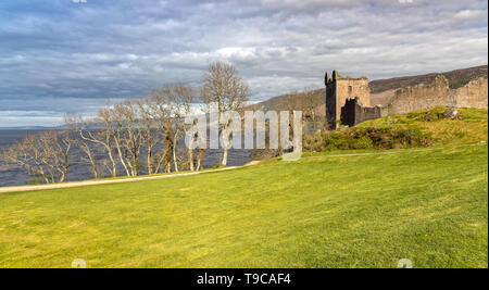Urquhart Castle e Loch Ness in Scozia Foto Stock