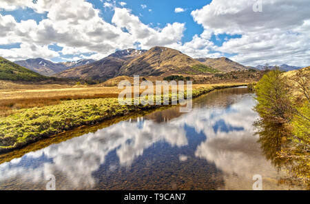 Impressione delle Highlands scozzesi e Loch Affric in Scozia Foto Stock