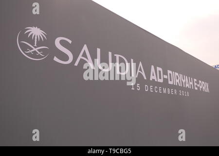 Annuncio DIRIYAH, Arabia Saudita - 15 dicembre 2018: il logo della SAUDIA Annuncio Diriyah FIA Formula E E-premio gara Foto Stock