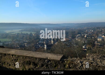 Vista del villaggio di Chevreuse da Chateau de la Madeleine - Yvelines - Francia Foto Stock