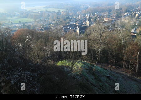 Vista del villaggio di Chevreuse da Chateau de la Madeleine - Yvelines - Francia Foto Stock
