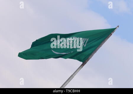 La bandiera del Regno di Arabia Saudita su un pennone Foto Stock