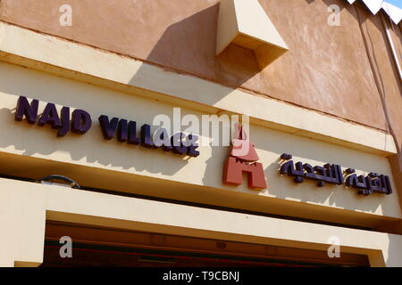 Annuncio DIRIYAH, Arabia Saudita - 17 dicembre 2018: il famoso villaggio di Najd ristorante della catena locale con cibo arabo, annuncio Ramo di Diriyah Foto Stock