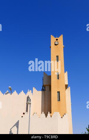 Altoparlanti a un edificio storico per il musulmano Adhan chiamata alla preghiera, Arabia Saudita Foto Stock