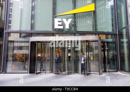 Segnaletica e logo fuori dalla sede centrale EY (Ernst & Young), Londra, SE1, Inghilterra, Regno Unito Foto Stock