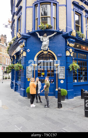 La parte esterna del The Shipwrights Arms public house vicino al London Bridge su Tooley Street, London, SE1, Regno Unito Foto Stock