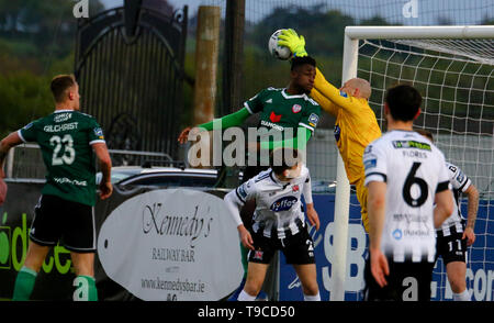 JUNIOR OGEDI di Derry City FC tenta di fermo su una croce durante il Airtricity League fixture tra Dundalk FC & Derry City FC Foto Stock