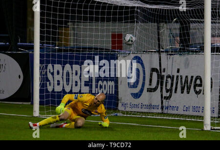 Gary Rogers impotenti come Eoghan Stokes pena convertito entra nel retro del net per renderlo 2 - 2 durante la Airtricity League fixture tra D Foto Stock