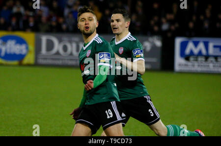 EOGHAN STOKES di Derry City FC celebra la sua conversione di penalità per renderlo 2-2 durante il Airtricity League fixture tra Dundalk FC & Derry City Foto Stock