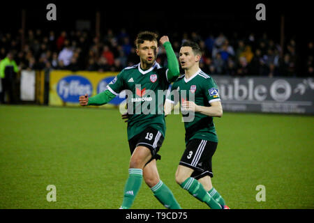 EOGHAN STOKES di Derry City FC punzoni l'aria nella delizia dopo aver segnato dalla pena spot per renderlo 2-2 durante il Airtricity League scommessa di fissaggio Foto Stock