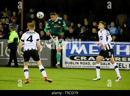 EOGHAN STOKES di Derry City FC si innalza al di sopra del Dundalk difesa durante la Airtricity League fixture tra Dundalk FC & Derry City FC Foto Stock