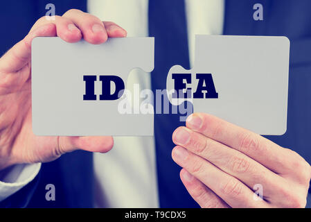 Immagine retrò dei maschi di mano azienda parola Idea suddiviso su due pezzi di un puzzle. Conceptual di innovazione e creatività. Foto Stock
