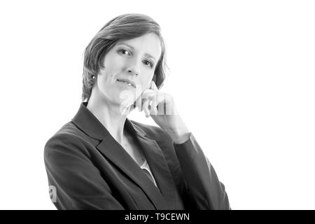 Immagine in bianco e nero del giovane imprenditrice guardando attentamente a voi con spazio copia pronta per il tuo testo o messaggio. Foto Stock