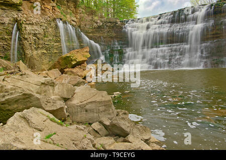 Venti Mile Creek si immerge oltre la palla cade. Golden Horseshoe. Niagara Peninsula. La palla cade Area di Conservazione di Ontario Canada Foto Stock