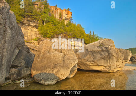 Roccia calcarea lungo Georgian Bay (Lago Huron) a metà strada dump del registro. Bruce penisola. Bruce Peninsula Parco Nazionale di Ontario Canada Foto Stock