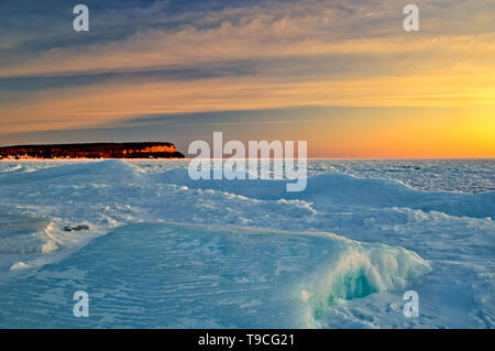 Ghiaccio nella baia di istmo in Georgian Bay (Lago Huron) all'alba. Bruce penisola. Vicino a testa di leone Ontario Canada Foto Stock