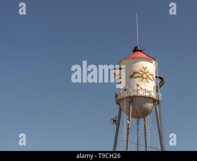 Acqua torre progettata per assomigliare ad una svedese POT del caffè. Kingsburg, Fresno County, California, Stati Uniti d'America. Foto Stock