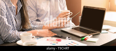 I colleghi analisi statistiche e strategia sul computer portatile Foto Stock
