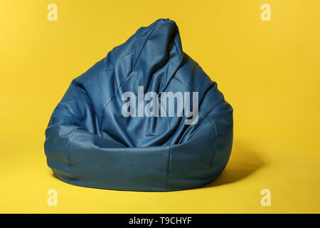 Beanbag sedia sul colore di sfondo Foto Stock