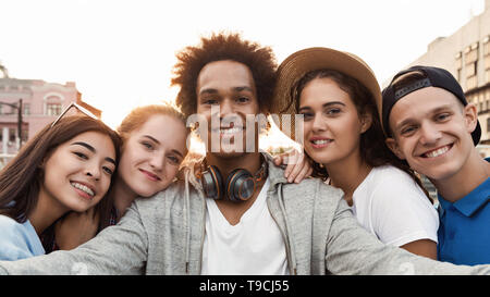 Multietnica Teen amici prendendo Selfie insieme all'aperto Foto Stock