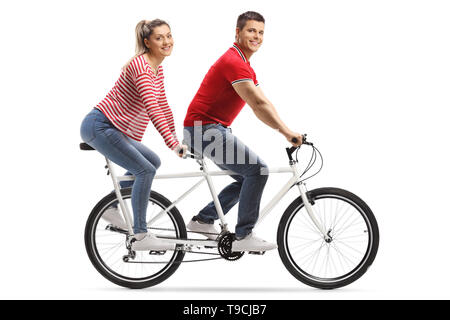 A piena lunghezza shot di un giovane uomo e donna su una bicicletta tandem guardando la telecamera isolata su sfondo bianco Foto Stock