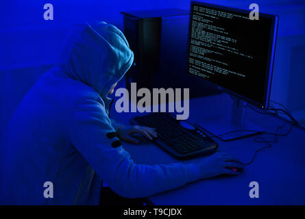 La criminalità informatica e il concetto di hacking. Il pirata informatico utilizza computer programma antivirus Foto Stock