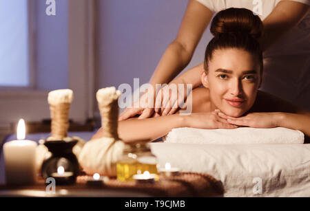 Aroma di erbe di massaggio. Donna Relax nella Spa Salone Foto Stock