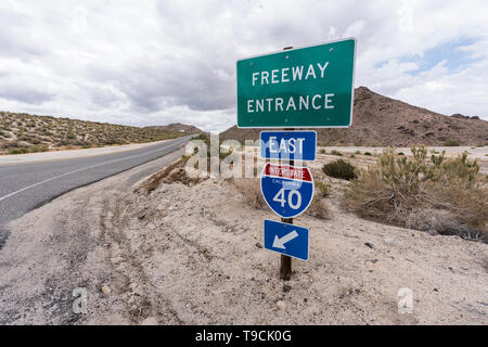 Interstate 40 East freeway sul segno di rampa vicino Mojave National Preserve nella California Meridionale. Foto Stock