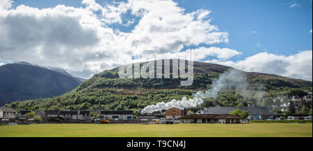 Giacobita treno a vapore lasciando la stazione ferroviaria a Fort William nelle Highlands della Scozia sul suo modo di Malleig Foto Stock