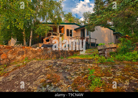 Cottage a stelle sul lago a sunrise. Cottage Country Living. Whiteshell Parco Provinciale di Manitoba in Canada Foto Stock