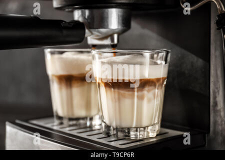 Macchina per il caffè espresso, bicchieri, Latte Macchiato, dettaglio,  macchina per il caffè, caffè espresso, in italiano, cromo, luminosità,  brillantemente, fresco di giornata, brew fino, strati, mano il dispositivo  a leva, la