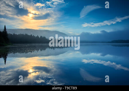 La riflessione di sunrise su Lac La Joie Parc National du Mont Tremblant Quebec Canada Foto Stock