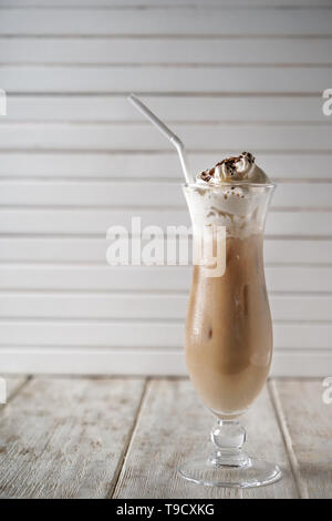 Vetro a freddo Frappé Caffè sul tavolo in legno Foto Stock