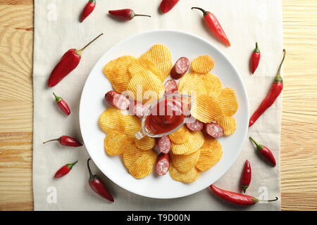 Saporite patate fritte, salsicce e salsa di pomodoro sulla piastra Foto Stock