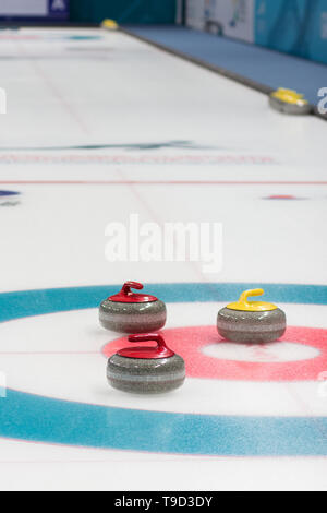 Una fotografia in verticale di arricciatura di pietre sulla parte superiore del foglio di curling. Foto Stock