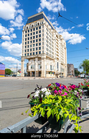 Samara, Russia - 9 Maggio 2019: Cityscape con fiori e moderno edificio del Lotte Hotel Samara in estate giornata di sole Foto Stock