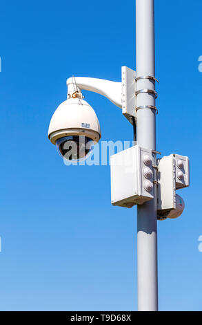 Samara, Russia - 10 Maggio 2019: sorveglianza telecamere TVCC montata sul montante contro il cielo blu Foto Stock