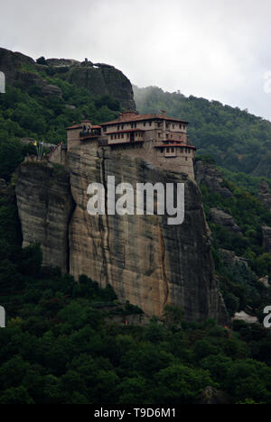 Il Santo Monastero di Roussanou ha ricevuto il nome del primo eremita probabile che si insediarono sulla roccia. La cattedrale è stata fondata alla fine Foto Stock