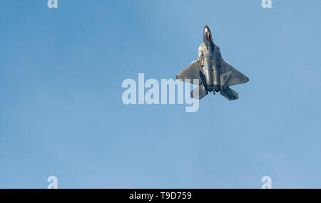 Stati Uniti Air Force Il Mag. Paolo Lopez, F-22 Raptor dimostrazione pilota del Team, mosche in una dimostrazione di airshow pratica sortie a base comune Langley-Eustis, Virginia, 17 maggio 2019. Il combattimento aereo il comando i piloti devono completare una formazione rigorosa e ricevere la certificazione da parte di quattro livelli di Forza aerea degli Stati Uniti prima di leadership possono guadagnare il titolo di team di dimostrazione Commander.(STATI UNITI Air Force Foto di Tech Sgt. Carlin Leslie) Foto Stock