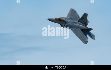 Stati Uniti Air Force Il Mag. Paolo Lopez, F-22 Raptor dimostrazione pilota del Team, mosche in una dimostrazione di airshow pratica sortie a base comune Langley-Eustis, Virginia, 17 maggio 2019. Il combattimento aereo il comando i piloti devono completare una formazione rigorosa e ricevere la certificazione da parte di quattro livelli di Forza aerea degli Stati Uniti prima di leadership possono guadagnare il titolo di team di dimostrazione Commander.(STATI UNITI Air Force Foto di Tech Sgt. Carlin Leslie) Foto Stock