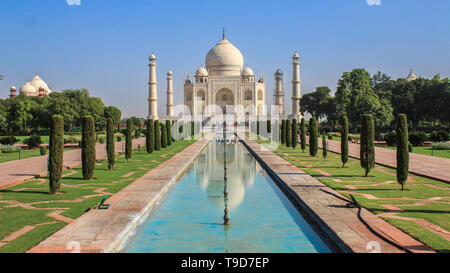Il Taj Mahal è un bianco-avorio mausoleo di marmo sulla riva sud del fiume Yamuna nella città indiana di Agra. Foto Stock