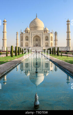 Il Taj Mahal è un bianco-avorio mausoleo di marmo sulla riva sud del fiume Yamuna nella città indiana di Agra. Foto Stock