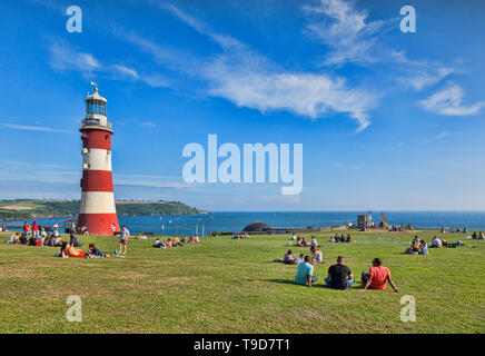 9 Giugno 2018: Plymouth, DEVON REGNO UNITO - Plymouth Hoe su una bella serata primaverile, con il terzo faro di Eddystone, ora noto come Smeaton's Tower, reloc Foto Stock