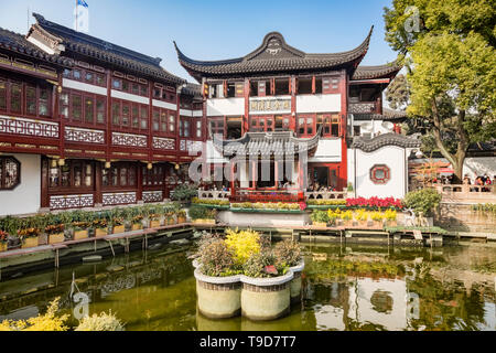 29 Novembre 2018: Shanghai in Cina - Lago nel giardino di Yu della Città Vecchia, una grande attrazione turistica. Foto Stock