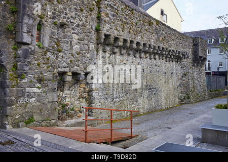 La difensiva originali muri in pietra a Galway vicino Arco Spagnolo e il museo Foto Stock