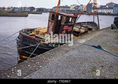 Più vecchio stile barca da pesca in restauro al Claddaghs nella Baia di Galway Foto Stock