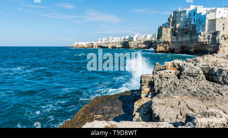 Polignano a mare. Paesaggio da sogno tra il mare e la storia Foto Stock