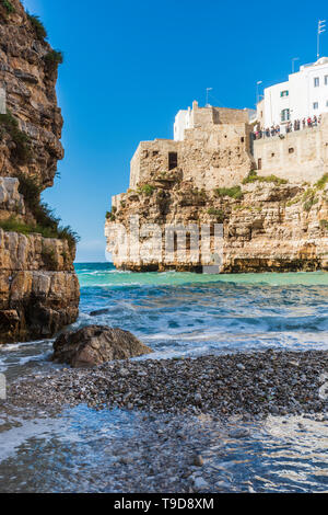 Polignano a mare. Paesaggio da sogno tra il mare e la storia Foto Stock