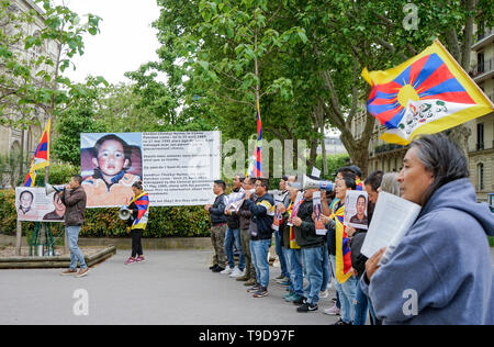 Tibetani e sostenitori protesta vicino all'ambasciata cinese a Parigi, contro il rapimento della xi Panchen Lama. Gedhun Choekyi Nyima è stato riconosciuto dal Dalai Lama come undicesimo Panchen Lama il 14 maggio 1995 all'età di sei anni. Tre giorni più tardi, il 17 maggio, egli insieme con i suoi genitori sono scomparsi. Rinviata come "Tibet's Stolen Child", egli è il più giovane prigioniero politico in tutto il mondo. Foto Stock